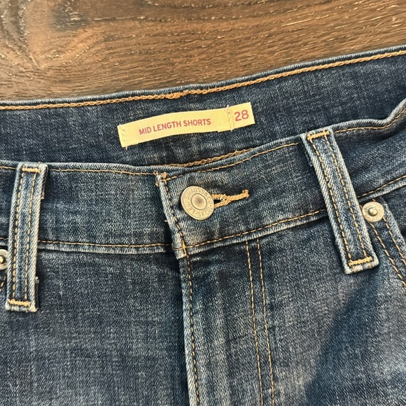 New without tags Levi’s shorts.  Mid Length Shorts.  Women’s size 28. - Picture 2 of 5